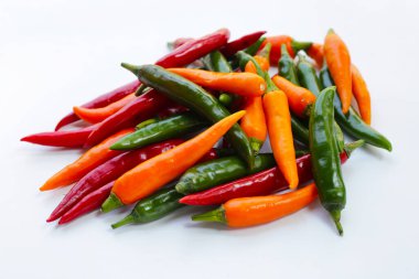 beyaz zemin üzerine pul biber.