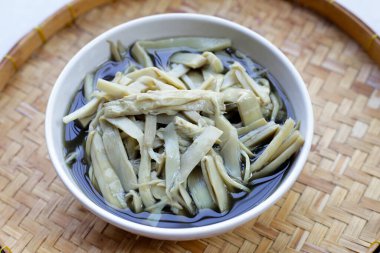 Bambu filizinin içinde 