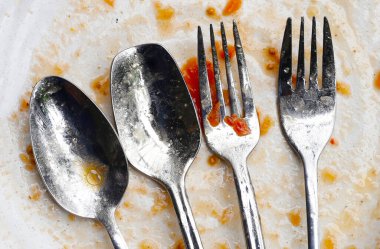 Kirli tabak, temizlik aletleri konsepti.