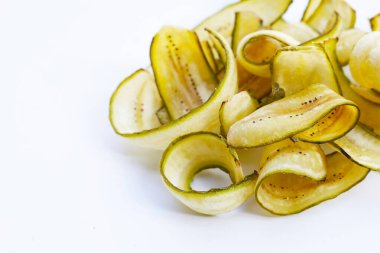 Muz cipsi, kızarmış muz, yeşil kabuklu.