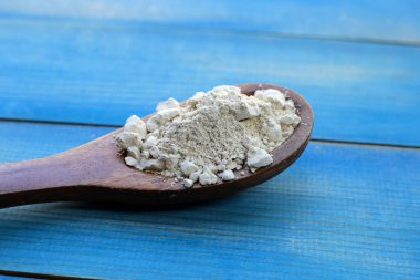 Beyaz kil doldurucu, yumuşak tebeşirle hazırlanmış. Tayland geleneği, Songkran Festivali