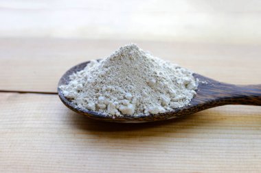 Beyaz kil doldurucu, yumuşak tebeşirle hazırlanmış. Tayland geleneği, Songkran Festivali