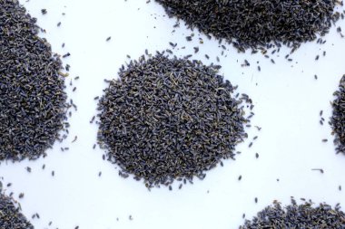 Bitki çayı demlemek için kurutulmuş lavanta tomurcukları.