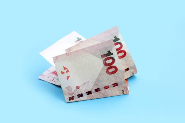 Hong Kong parası, mavi arkaplanda banknotlar.