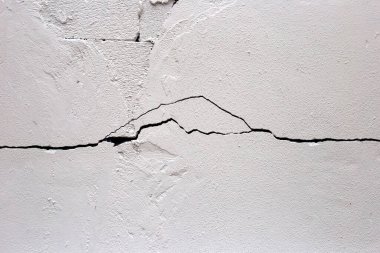 Ev yapımı sorunu. Çatlak beton duvar, çökmüş bina yapısı