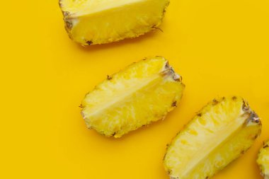 Olgun ananas kesimi, taze meyve.