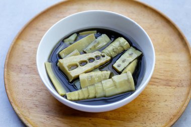 Bambu filizinin içinde 