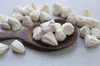 Beyaz kil doldurucu, yumuşak tebeşirle hazırlanmış. Tayland geleneği, Songkran Festivali