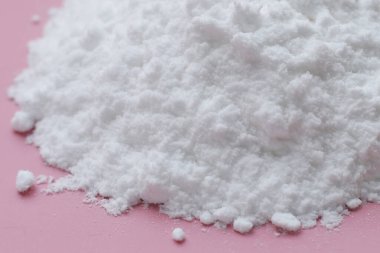 Bir kase kabartma tozu, sodyum bikarbonat tozu.