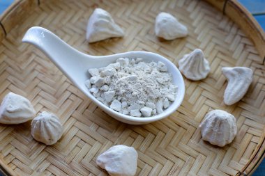 Beyaz kil doldurucu, yumuşak tebeşirle hazırlanmış. Tayland geleneği, Songkran Festivali