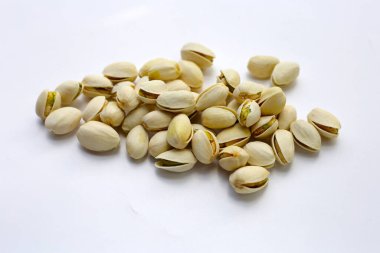 Kızarmış tuzlu şam fıstığı, lezzetli aperatif.