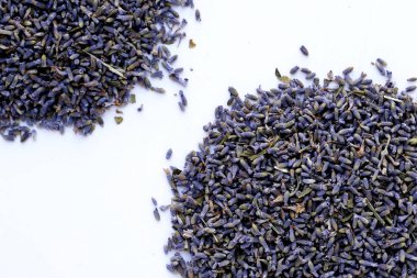 Bitki çayı demlemek için kurutulmuş lavanta tomurcukları.