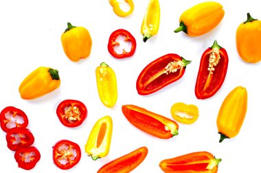 beyaz zemin üzerine pul biber.