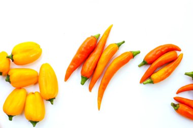 beyaz zemin üzerine pul biber.