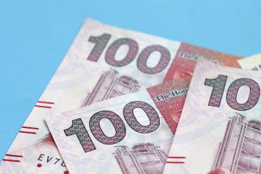 Hong Kong parası, mavi arkaplanda banknotlar.