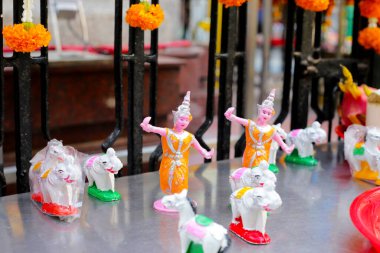 Tayland bebekleri Bangkok, Tayland 'daki Erawan tapınağında ibadet için.