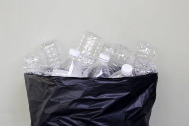 Çöp torbasında plastik şişeler.