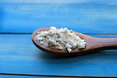 Beyaz kil doldurucu, yumuşak tebeşirle hazırlanmış. Tayland geleneği, Songkran Festivali