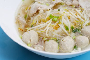 Tayland usulü erişte çorbası.