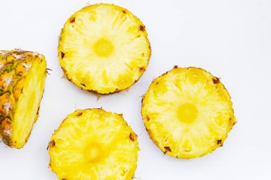 Olgun ananas dilimleri, taze meyve.