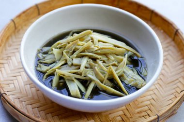 Bambu filizinin içinde 