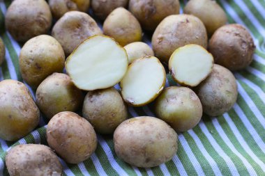 Çiğ organik patates, minik patatesler.