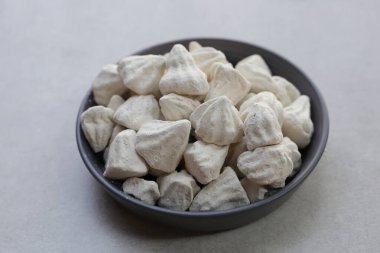 Beyaz kil doldurucu, yumuşak tebeşirle hazırlanmış. Tayland geleneği, Songkran Festivali