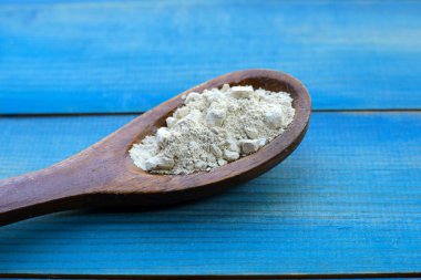 Beyaz kil doldurucu, yumuşak tebeşirle hazırlanmış. Tayland geleneği, Songkran Festivali