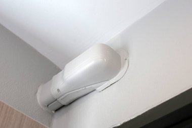 Klimanın beyaz plastik havalandırma kanalı kapağı 