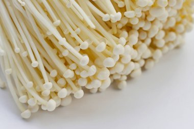 Beyaz arka plan üzerinde taze Enoki mantar