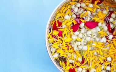 Yasemin çiçekli su, kadife yaprakları ve gümüş kasede gül yaprakları. Tayland geleneği, Songkran festivali konsepti