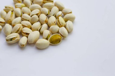 Kızarmış tuzlu şam fıstığı, lezzetli aperatif.