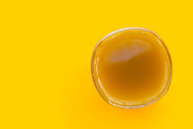 Taze sıkılmış şeker kamışı suyu