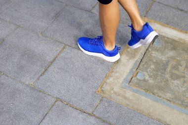 yerde yürüyen kişi