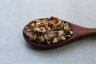 Kaempferia galanga rhizome, kurutulmuş bitki dilimleri.