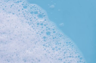 Beyaz köpüklü mavi su