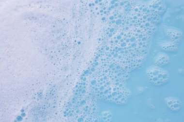 Beyaz köpüklü mavi su