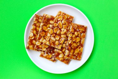 Tatlı karamelli fıstıklı çikolata.