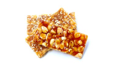 Parlak karamel kaplı çıtır fıstıklı çikolatalar..