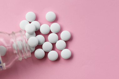 Beyaz yuvarlak iltihap önleyici haplar