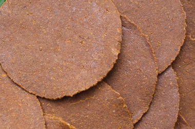 Thua Nao olarak bilinen mayalanmış soya fasulyesi diskleri Kuzey mutfağında lezzeti arttırmak için kullanılan geleneksel bir Tayland çeşnisidir..