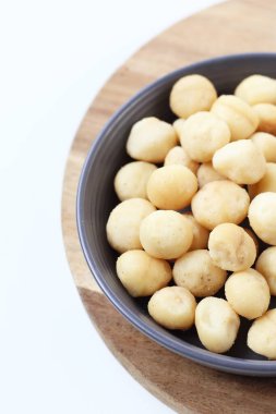 Lezzetli tuzlanmış kavrulmuş Macadamia fındığı.