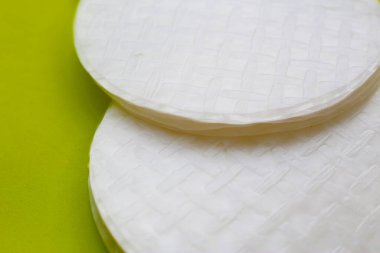 Yuvarlak Vietnam pirinç kağıdı yığını.