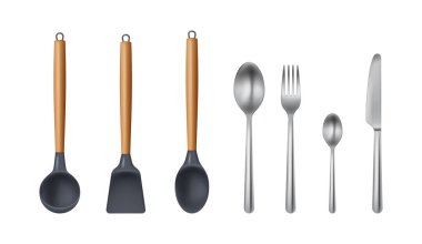 Yemek ve yemek servisi için mutfak çatal bıçak takımı. Silikon ya da plastik, paslanmaz çelik kaşık ve çatal, tatlı olarak bıçak ya da restoranın ana yemeği ile izole edilmiş ahşap saplar.