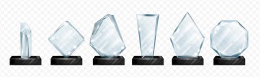 Kazananlar için ödül, birincilik için parlak şeffaf ödül, iş yerinde tanınma, iş dünyasında tanınma veya meydan okuma. Gerçekçi kristal pleksiglas ödüllerinden oluşan bir vektör izole seti..
