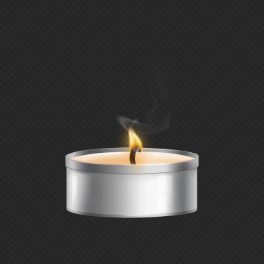 Aromatik mum ya da parafin kokulu fitil ve dumanlı mum. Işık ve parlaklığı aydınlatan küçük bir mum ışığından yansıyan gerçekçi bir mum ışığı. Alevleri üflerken