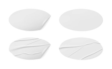 Oval geometrik şekilli buruşuk çıkartmalar ya da etiketler. Kırışık dokusu olan izole edilmiş gerçekçi beyaz bir sayfa. Kağıt yapışkan notların veya bükülmüş köşeli fiyatların katlanmış yüzeyi