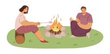 Kadın ve erkek çizgi film karakterleri kamp ateşinin yanında ısınıyor. Kamp yapan vektör çift, kızarmış sosis ya da ateşte marshmallow ve ormandaki kütüklerin üzerinde oturan. Yaz tatili ve doğal eğlence, eko turizm