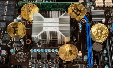 Bilgisayarın elektronik anakartının içindeki bitcoinler.
