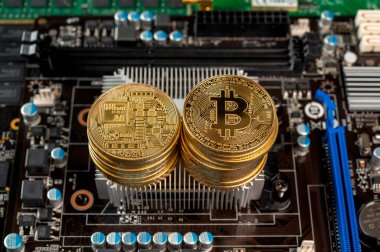 Bilgisayarın elektronik anakartının içindeki bitcoinler.